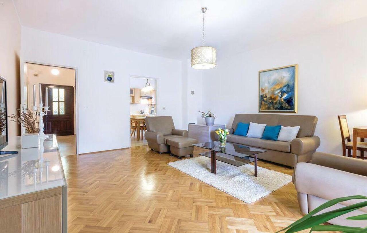 Apartman Eta Apartment พูลา ภายนอก รูปภาพ